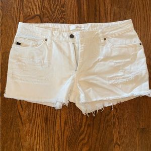 KanCan distressed white denim shorts, size large